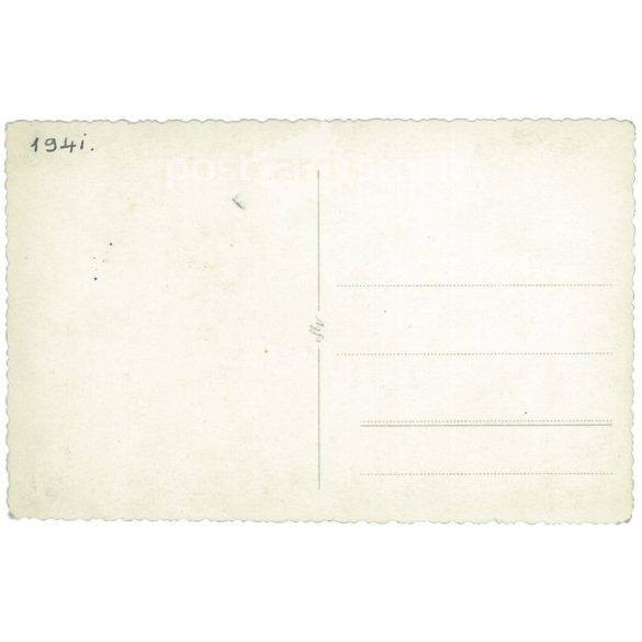 1941 - Family photo with the new car. The people in the picture and the person who took the picture are unknown. (2793128)