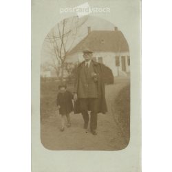   1930 - Hand in hand. The subjects and the artist of the picture are unknown. Original photo. Black and white photographic sheet, postcard. (2793129)