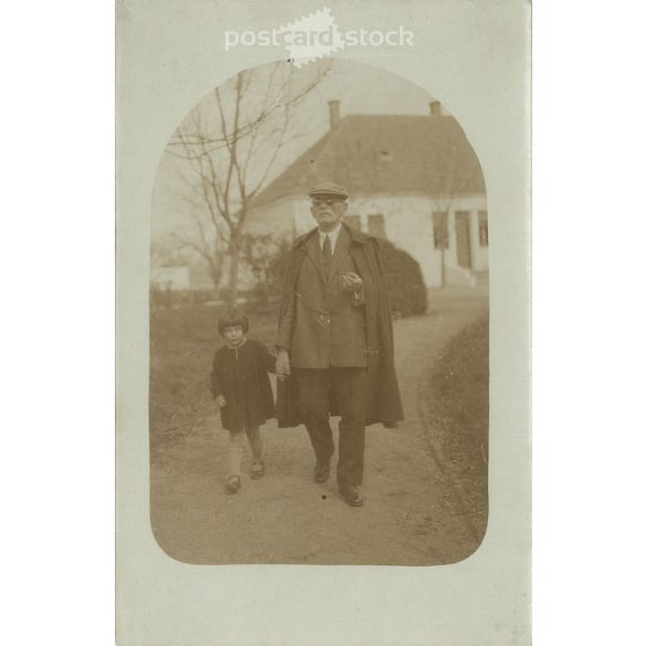 1930 – Hand in hand. The subjects and the artist of the picture are unknown. Original photo. Black and white photographic sheet, postcard. (2793129)