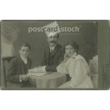 1909 - Father with his children. The photo was taken to commemorate the christening, the identity of the people involved is unknown. The photo was taken in the Spengler studio in the town of Moers. Old photo / Cabinet photo / Hardback photo (2793173)