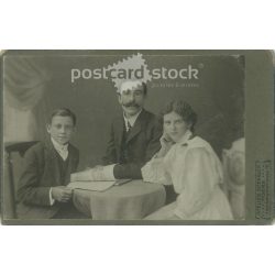   1909 - Father with his children. The photo was taken to commemorate the christening, the identity of the people involved is unknown. The photo was taken in the Spengler studio in the town of Moers. Old photo / Cabinet photo / Hardback photo (2793173)