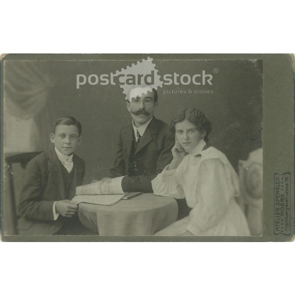 1909 – Father with his children. The photo was taken to commemorate the christening, the identity of the people involved is unknown. The photo was taken in the Spengler studio in the town of Moers. Old photo / Cabinet photo / Hardback photo (2793173)