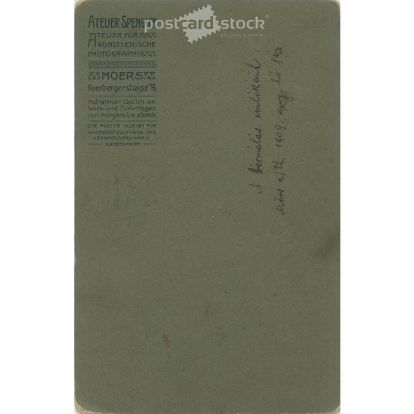 1909 - Father with his children. The photo was taken to commemorate the christening, the identity of the people involved is unknown. The photo was taken in the Spengler studio in the town of Moers. Old photo / Cabinet photo / Hardback photo (2793173)