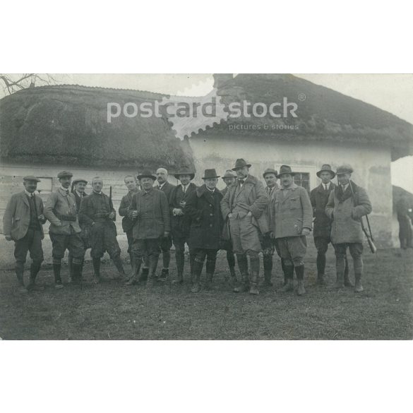1925 - Hunting, group photo, somewhere in Hungary. The author and the identity of the people in the picture are unknown. Original on paper. Black and white photographic sheet, postcard. (2793203)