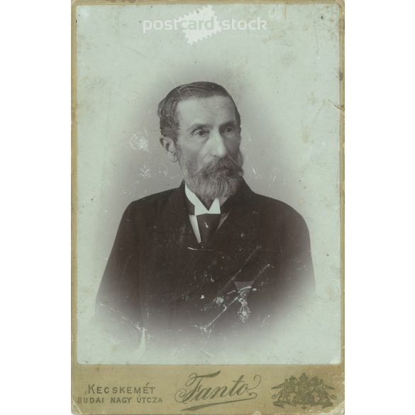 1900 – The picture depicts Zsigmond Katona with a medal. The photo was taken by Fanto Photographic Studio, Kecskemét. Original cabinet photo / hard back photo / water card, CDV photo (2793208)