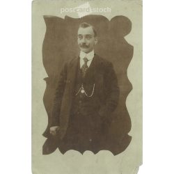   An unknown, distinguished man in elegant clothes, wearing a watch chain. Original on paper. Black and white photographic sheet, postcard. (2793236)