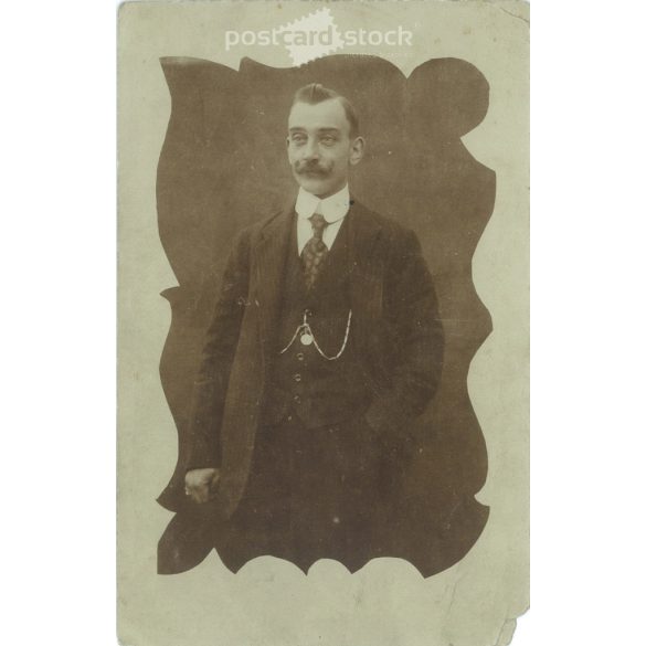 An unknown, distinguished man in elegant clothes, wearing a watch chain. Original on paper. Black and white photographic sheet, postcard. (2793236)