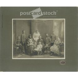   Early 1900s, studio recording of a family with eight children. Work of the Raven Photographic Studio, Subotica. Original paper image, mounted on cardboard (2793292)