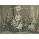 Early 1900s, studio recording of a family with eight children. Work of the Raven Photographic Studio, Subotica. Original paper image, mounted on cardboard (2793292)