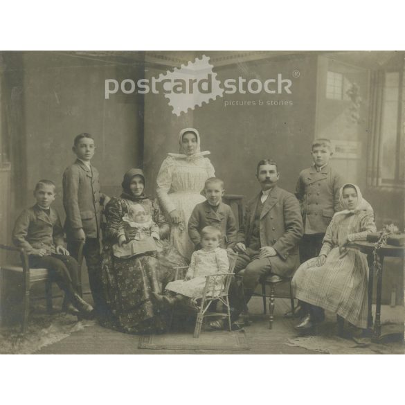 Early 1900s, studio recording of a family with eight children. Work of the Raven Photographic Studio, Subotica. Original paper image, mounted on cardboard (2793292)