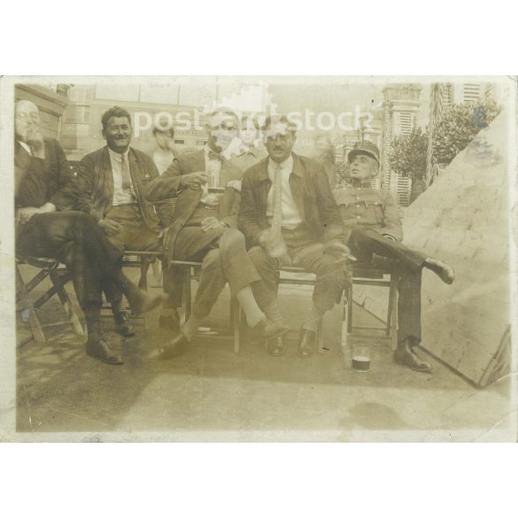 Early 1900s. A pub, a group of friends. The photo is presumably taken in Hungary, the maker is unknown. Original black and white paper image (2793396)