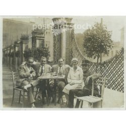   Early 1900s. A pub, a group of friends on a garden terrace. The photo is presumably taken in Hungary, the maker is unknown. Original black and white on paper (2793397)