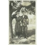 1921 - New York. Young couple in the sunshine. The subjects and the artist of the picture are unknown. Original photo. Black and white photo sheet, postcard. (2793398)