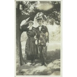   1921 - New York. Young couple in the sunshine. The subjects and the artist of the picture are unknown. Original photo. Black and white photo sheet, postcard. (2793398)