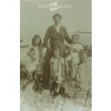 1914 - Mother with her children. The identity of the subjects and the artist are unknown. Original photo. Black and white photographic sheet, postcard. (2793403)