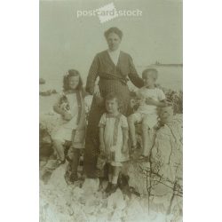   1914 - Mother with her children. The identity of the subjects and the artist are unknown. Original photo. Black and white photographic sheet, postcard. (2793403)