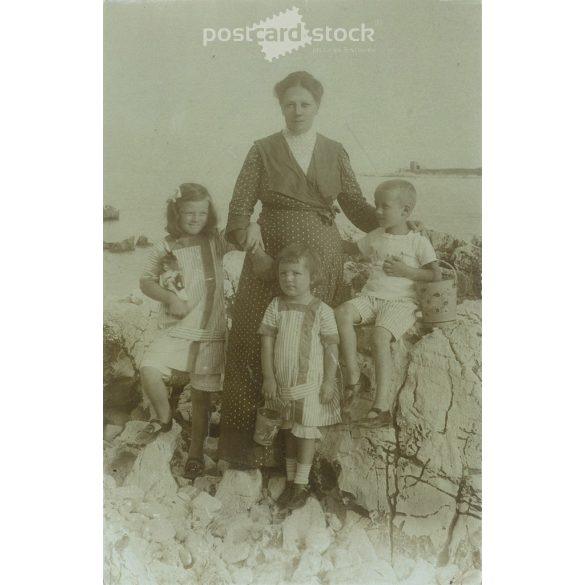 1914 - Mother with her children. The identity of the subjects and the artist are unknown. Original photo. Black and white photographic sheet, postcard. (2793403)