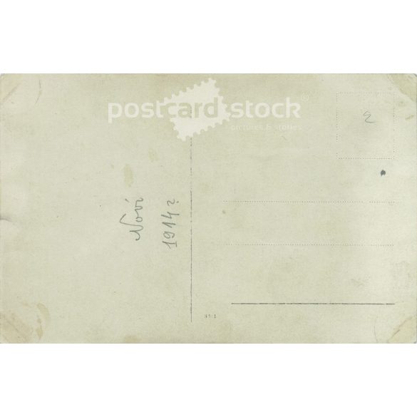 1914 - Mother with her children. The identity of the subjects and the artist are unknown. Original photo. Black and white photographic sheet, postcard. (2793403)