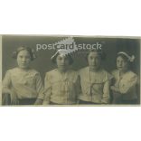 1912 - Sisters with bow hairstyles. The people in the picture and the photographer are unknown. Original photo. Black and white photo card, postcard detail. (2793405)
