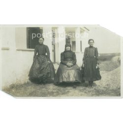  In folk costume in front of the house. The people in the picture and the photographer are unknown. Black and white photo, original paper print. (2793415)