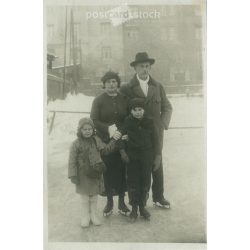   Budapest, Szalay Street Ice Rink. The people in the picture and the photographer are unknown. Original photo. Black and white photo card, postcard. (2793416)
