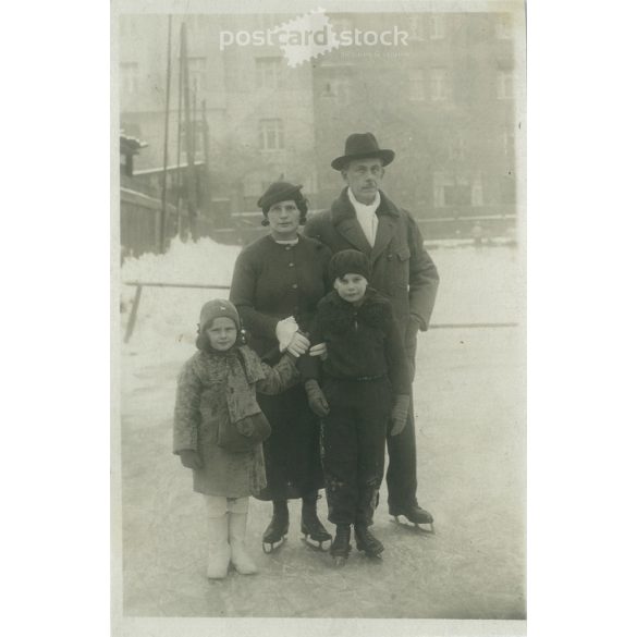 Budapest, Szalay Street Ice Rink. The people in the picture and the photographer are unknown. Original photo. Black and white photo card, postcard. (2793416)