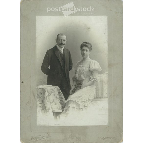 Adéle photo studio photo, Vienna. Studio, full-length photo of a distinguished couple. The identity of the people in the photo is unknown. Original cabinet photo / hardback photo / business card, CDV photo. (2793424)