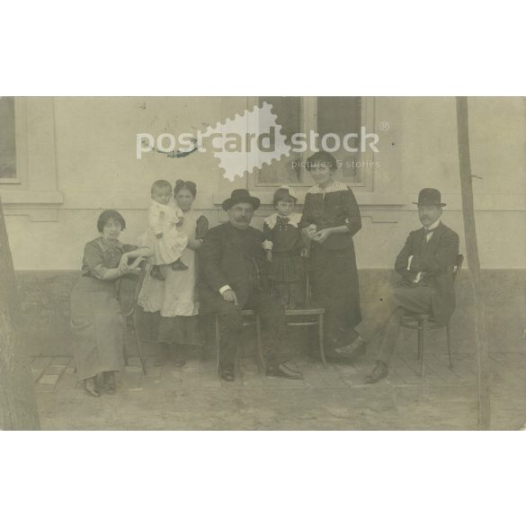 1914 – Family group photo, Kecskemét. The people in the photo and the photographer are unknown. Original photo. Black and white photo card, postcard. (2793434)