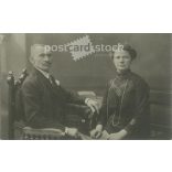 1915 - New Year’s greetings from a middle-aged, distinguished couple. The people in the picture and the photographer are unknown. Original photo. Black and white photo card, postcard. (2793439)