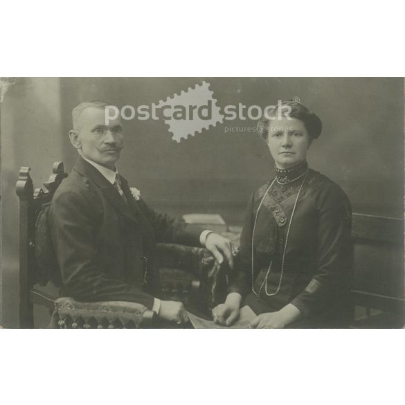 1915 – New Year’s greetings from a middle-aged, distinguished couple. The people in the picture and the photographer are unknown. Original photo. Black and white photo card, postcard. (2793439)