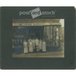John Brendel’s butcher shop, presumably in the United States. The people in the picture and the photographer are unknown. Black and white, large-sized, laminated photo, original paper image. (2793444)