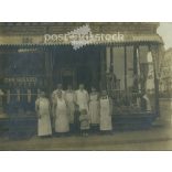 John Brendel’s butcher shop, presumably in the United States. The people in the picture and the photographer are unknown. Black and white, large-sized, laminated photo, original paper image. (2793444)