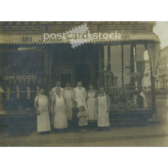John Brendel’s butcher shop, presumably in the United States. The people in the picture and the photographer are unknown. Black and white, large-sized, laminated photo, original paper image. (2793444)
