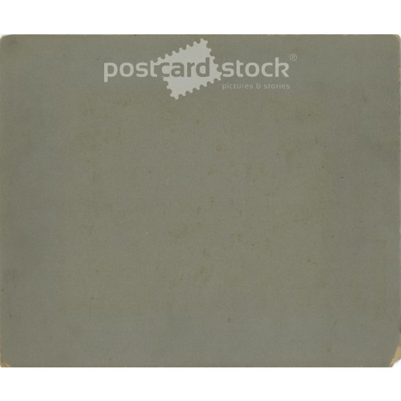 John Brendel’s butcher shop, presumably in the United States. The people in the picture and the photographer are unknown. Black and white, large-sized, laminated photo, original paper image. (2793444)