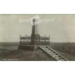 1909 - The three-metre grey stone memorial column of the martyrs of Arad, the so-called place of the slain, rises on a modest mound. Black and white photographic sheet, old postcard. (2793454)