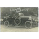 Early 1900s. A group of four people driving a car. The photo was taken by Hans Jager’s photo studio in Klagenfurt. The people in the photo are unknown. Original old photo. Black and white photo, old postcard. (2793617)