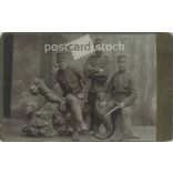 1917. Tisztek egészalakos, műtermi fotója. A kép Divald Károly fia fotoműtermében készült, Eperjesen. Régi fotó, eredeti kabinetfotó / keményhátú fotó / vizitkártya, CDV fotó. (2793620)