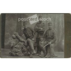   1917. Tisztek egészalakos, műtermi fotója. A kép Divald Károly fia fotoműtermében készült, Eperjesen. Régi fotó, eredeti kabinetfotó / keményhátú fotó / vizitkártya, CDV fotó. (2793620)