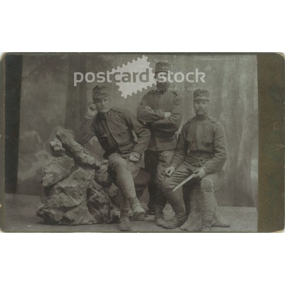 1917. Tisztek egészalakos, műtermi fotója. A kép Divald Károly fia fotoműtermében készült, Eperjesen. Régi fotó, eredeti kabinetfotó / keményhátú fotó / vizitkártya, CDV fotó. (2793620)
