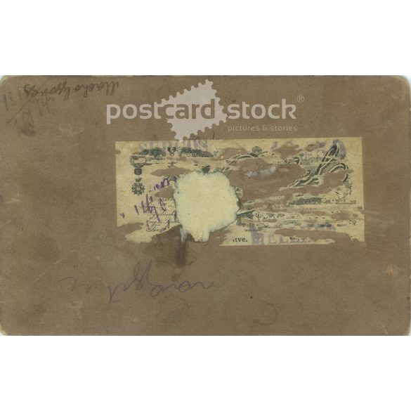 1917. Tisztek egészalakos, műtermi fotója. A kép Divald Károly fia fotoműtermében készült, Eperjesen. Régi fotó, eredeti kabinetfotó / keményhátú fotó / vizitkártya, CDV fotó. (2793620)