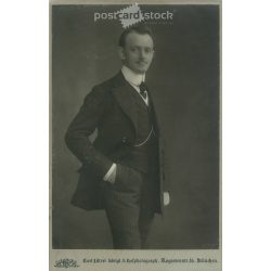   Early 1910s. Studio photo of an elegant gentleman, Munich. The photo was taken in Karl Lützel’s photo studio. The person in the photo is unknown. Old photo, original  Cabinet card / CDV photo / hardback photo. (2793622)
