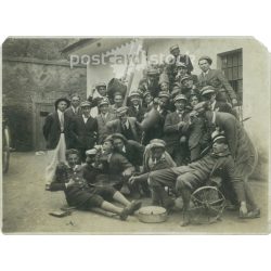   1928 – Nagy-kevély. Cheerful company. The people in the picture and the photographer are unknown. Old photo. Black and white photo, original paper photo. (2793633)