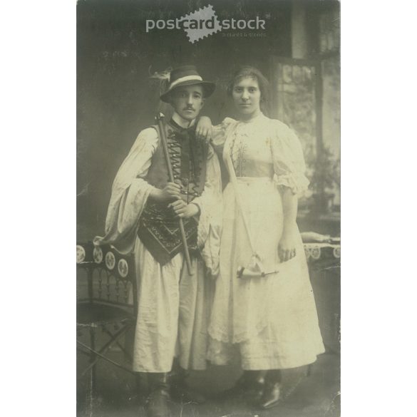 1911 – Young couple in folk costumes. The photo was taken in Sándor Tihanyi’s photo studio in Salgótarján. Original old photo. Black and white photo, old postcard. (2793639)