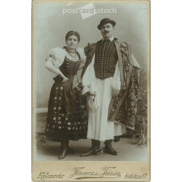 cca 1900. Young couple in folk costume, "Aunt Piri and her husband". The photo was taken in the Ferencz and Partners photo studio, Cluj-Napoca. Old photo. Original cabinet photo / hardback photo / business card, CDV photo. (2793644)