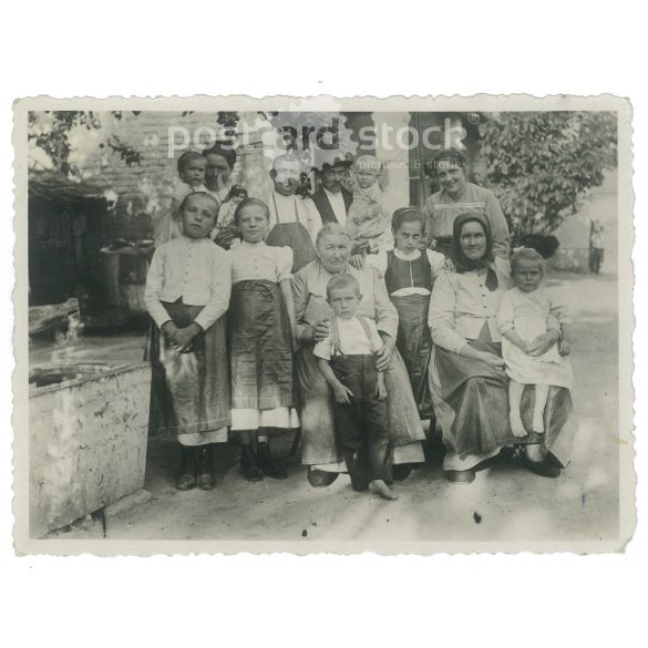 Family photo, group photo from the 1910s. The people in the photo and the photographer are unknown. Old photo. Black and white photo, original paper photo. (2793646)