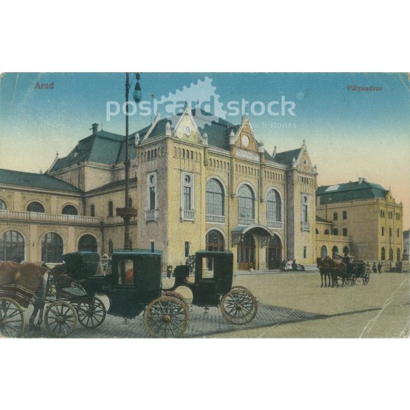 1926 – Arad, Railway Station with the carriages waiting in front of it. Published by Izsó Kerpel. Original old photo. Colored photo, old postcard. (2793661)