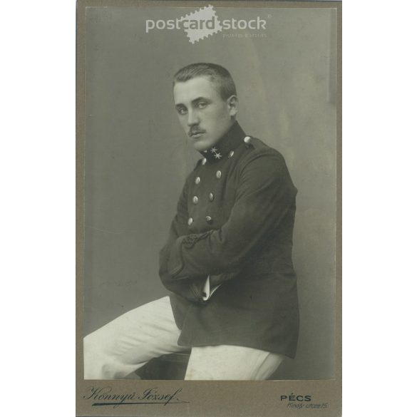 1914 – Studio photo of a young officer during mobilization. The photo was taken in the József Könnyu photo studio in Pécs. Old photo. Original cabinet photo / hardback photo / business card, CDV photo. (2793664)