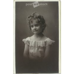   Studio photo of a little girl. The photo was taken in P. Bellingard’s photo studio in Lyon. Old photo. Original  Cabinet card / CDV photo / hardback photo.(2793667)