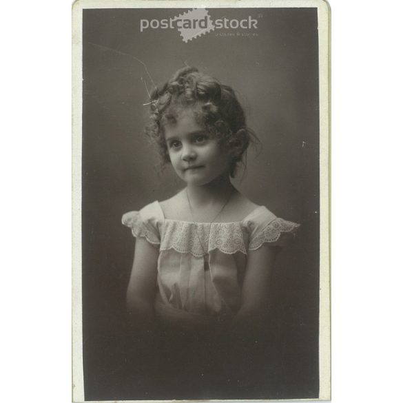 Studio photo of a little girl. The photo was taken in P. Bellingard’s photo studio in Lyon. Old photo. Original cabinet photo / hardback photo / business card, CDV photo.(2793667)