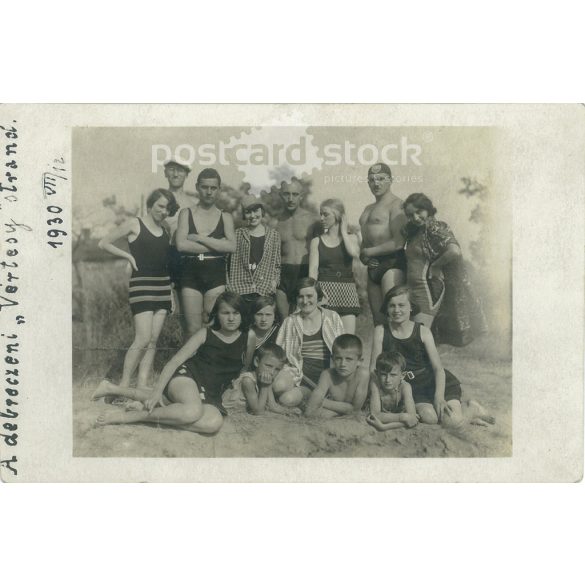 1930 – Beachgoers, Debrecen, on the “Vértesy” beach. The people in the picture and the photographer are unknown. Original old photo. Black and white photo album, old postcard. (2793671)
